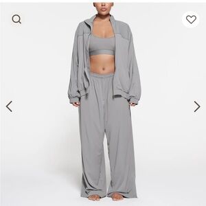 SKIMS WOVEN NYLON OVERSIZED JACKET